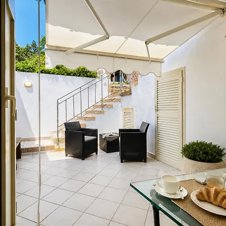 Pied-a-terre100m From The And Town Center